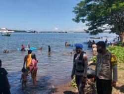 Anggota Patroli Sasar Tempat Wisata Pantai Pidana Gunung Malang Berikan Imbauan Kamtibmas dan Prokes Covid-19
