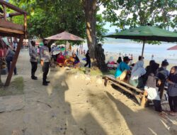 Berikan Keamanan Di Tempat Wisata, Kepala Pos Pam Lakukan Patroli Di Pantai Balad