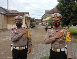 Sat Lantas Polres Sumbawa Barat Bagikan Masker dan Leaflet Kamtibmas kepada Pemudik