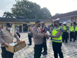 Kabag Ops Polresta Mataram Bagikan Bekal Kesehatan Kepada Petugas Ops Keselamatan Rinjani 2022