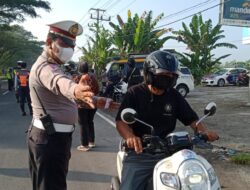Personil Gabungan Polres Lombok Tengah Bagikan Helm SNI Dalam Operasi Keselamatan 2022