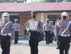 Kapolres Dompu Pimpin Upacara PTDH Personil Polres Dompu