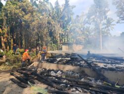 Diduga Akibat Konsleting Listrik Sebuah Rumah di Desa Barebali Dilalap Sijago Merah