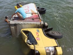 Mobil Box Milik Alfamart,Masuk Laut Tikungan Jenamawa Kota Bima