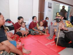 Kapolda NTB Kunjungi dan Beri Bantuan Kepada Warga Mareje Yang Ngungsi Di Polres Lobar