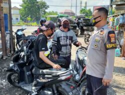Melalui Kegiatan Patroli, Polsek kediri Gencarkan Himbauan Prokes dan vaksinasi di Pasar Kediri
