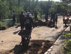 Peserta  Latsitardanus Satlat 4 Kijang Lembar Bergotong Royong dengan Warga