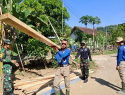 Peserta Latsitardanus ke 42 tahun 2022 Satlat 4 Kijang Pleton 1B di Lembar lakukan pengerjaan Pembangunan Rumah