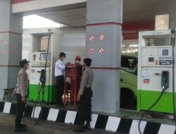 Patroli Siang Polsek Labuapi, Pantau Antrean BBM dan Sambangi Perumahan