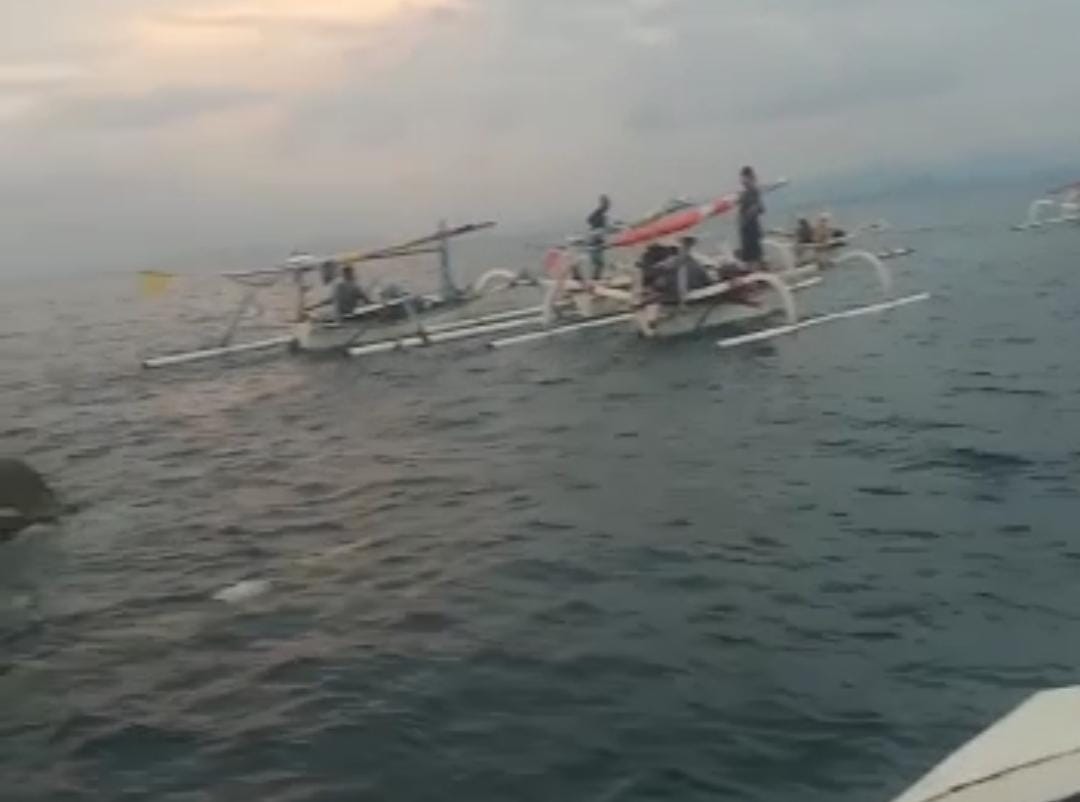 Aksi Heroik Bakul, Selamat saat Perahu Nelayan Terbalik di Perairan Gili Rengit