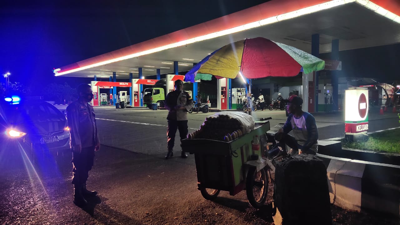 Antisipasi Potensi Kerawanan yang Ada, Polsek Gerung Lakukan Patroli Blue Light