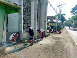 Hari Bhayangkara ke 76, Sat Lantas Polres Lobar Gotong Royong Bersihkan Masjid dan Pura