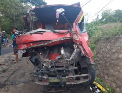 Akibat Rem Blong Mobil Dump Truck Bermuatan Pasir mengalami Kecelakaan Tunggal