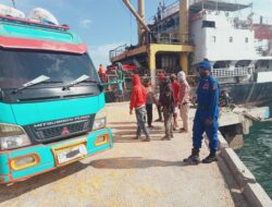 Cegah Tindak Kriminal,Sat Polairud Polres Dompu Amankan Bongkar Muat Pelabuhan Barang