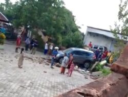 Sebuah Minibus hantam tembok sekolah di Lombok Tengah,Polsek Jonggat Bantu Evakuasi