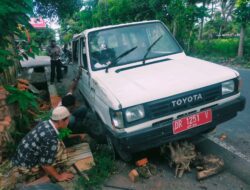 Sat Lantas Polres Loteng Bantu Evakuasi Mobil Dinas Lombok Tengah Yang Alami Laka Lantas Tunggal