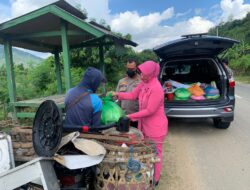 Jelang Hari Bhayangkara Ke 76 Kapolres Sumbawa Barat dan Ketua Bhayangkari Cabang Bagikan 200 Paket Sembako Kepada Masyarakat