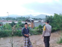 Hujan Deras, Polsek Gunungsari Pantau Peningkatan Debit Air Sungai Meninting