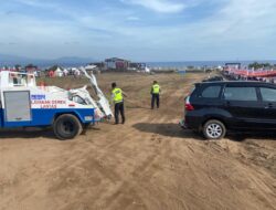 Cegah Kemacetan,Polisi Menderek Mobil Yang Parkir Sembarangan