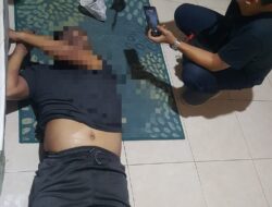 Seorang Pria Ditemukan Tak Bernyawa di Dalam Kamar Kosnya,Polisi Lakukan Evakuasi