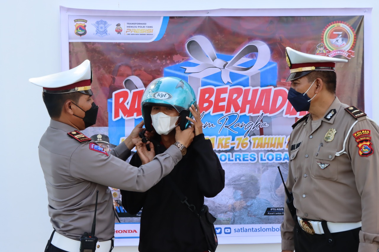 Tertib Berkendara Dapat Helm Gratis, Razia Berhadiah Sat Lantas Polres Lobar