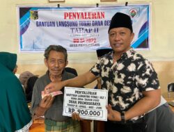 Kades Pringgabaya Sutiman Memberikan Secara Langsung Bantuan BLT DD ke KPM Pringgabaya