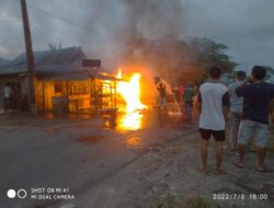 Polsek Lunyuk Bantu Memadamkan Api di Rumah Warga Yang Sedang Terbakar