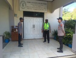 Personil Anggota Polsek Maluk Lakukan Pengamanan Ibadah jemaat Nasrani dan Katolik di Wilayah Kecamatan Maluk