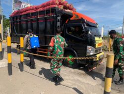 Pencegahan Penyakit Menular PMK Petugas Gabungan Melakukan Penyemprotan Desinfiktan di Pelabuhan Poto Tano
