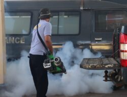 Cegah Penyakit Demam Berdarah,Polres Dompu Laksanakan Fogging dari Tim Dokes Polda NTB