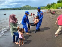 Lakukan Pengamanan Pantai Wisata, Anggota Sat.Polair Polres Dompu Evakuasi Korban Sesak Nafas
