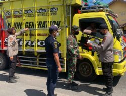 Upaya Pencegahan Penyebaran PMK Petugas Gabungan Pelabuhan Tano Lakukan Pemeriksaan Muatan Truk