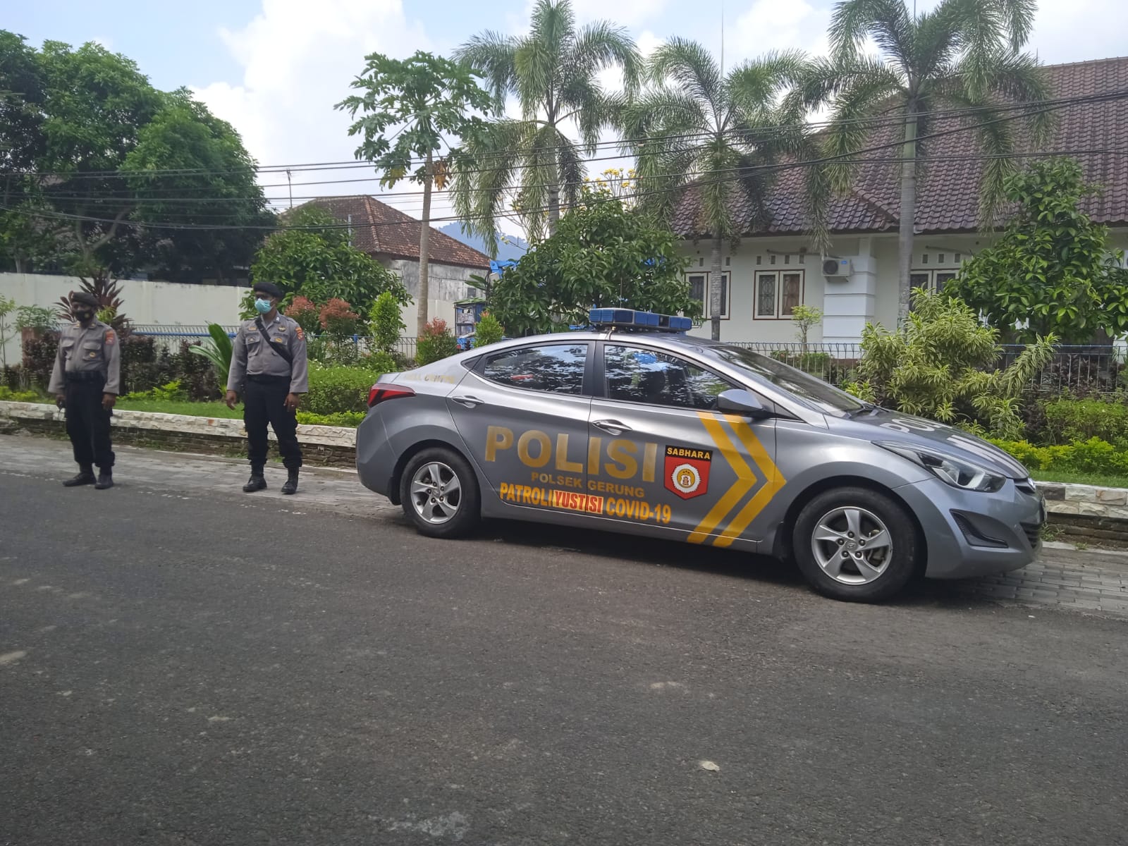 Patroli Siang Polsek Gerung, Sambangi Keramaian dan Lokasi Berpotensi Rawan Kamtibmas