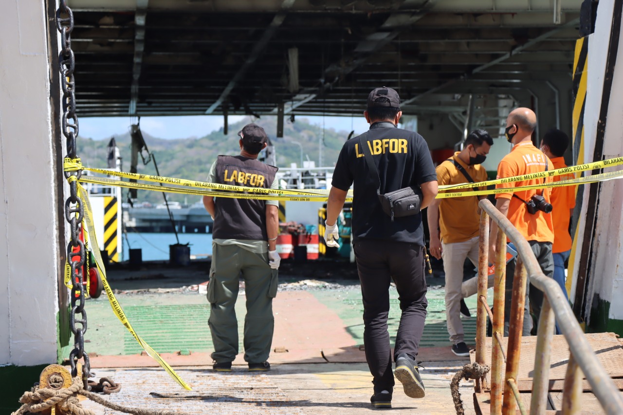 Tim Puslabfor Polri Turun Lakukan Olah TKP Menyeluruh Pasca Kebakaran Kapal di Lembar