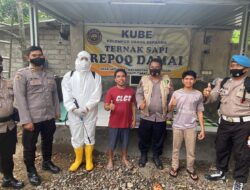Cegah PMK, Biddokkes Polda NTB Lakukan Penyemprotan Desinfektan di Kandang Repoq Damai Lombok Barat