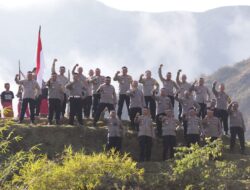 Polda NTB Kibarkan Bendera di Bukit Selong Sembalun,Sambut HUT RI Ke-77