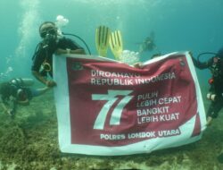 Semarakkan HUT RI ke -77 Waka Polres Lotara Pimpin Pengibaran Merah Putih di Dasar Laut