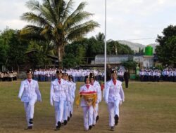 Kapolsek Maluk Kompol Sidik Prya Mursita Pimpin Upacara Penurunan Bendera HUT Ke 77