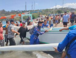 Sat Polair Lobar Evakuasi Perahu Nelayan Terbalik Diperairan Senggigi