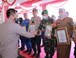 Kapolda NTB Berikan Penghargaan Kepada Personil Polisi dan Masyarakat Atas Prestasi Kerjanya