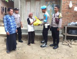 Polsek Lembar Peduli, Salurkan Paket Sembako di Desa Euat Mayang