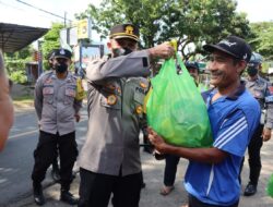Pasca kenaikan BBM Kapolres berikan bansos lansia dan pengojek