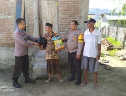 Polsek Alas Barat Bagikan Sembako Kepada Warga Kurang Mampu
