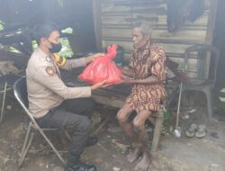 Ringankan Beban Warga Binaannya, Bhabinkamtibmas Manemeng Salurkan Bansos