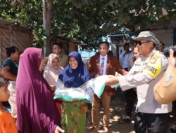 Ratusan Nelayan Di Awang Dapat Bantuan Sembako Dari Polres Loteng