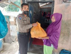 Bhabinkamtibmas Desa Kemuning Bagikan Sembako Kepada Warga Lansia Yang Kurang Mampu