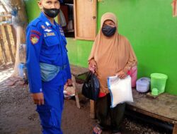 Peduli Sesama,Sat Polairud Polres Sumbawa Bagikan Sembako Untuk Nelayan