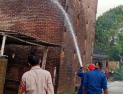 Api Melalap Sebuah Open Tembakau Milik Salah Seorang Warga di Praya Timur