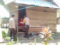 Polsek Plampang Beri Bantuan Sembako Kepada Masyarakat Kurang Mampu