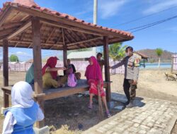 Persiapan Kedatangan Tamu,Bhabinkamtibmas Kertasari Lakukan Gotong Royong Bersama Stekholder